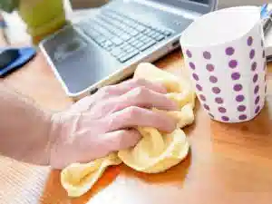 ضدعفونی کردن مانیتور، موس، صفحهکلید و گوشی تلفن ازجمله موارد در نظافت اداره میباشد.