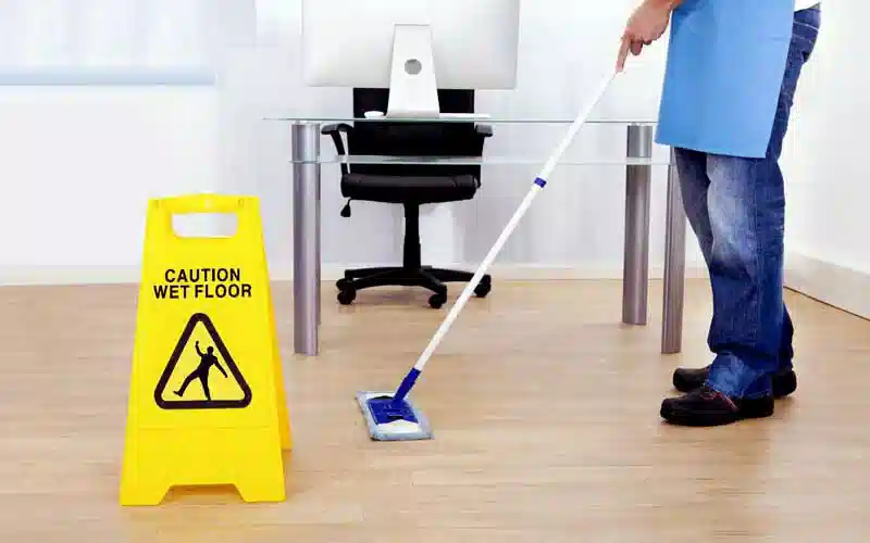 کارگر خدماتی نظافت شرکت
