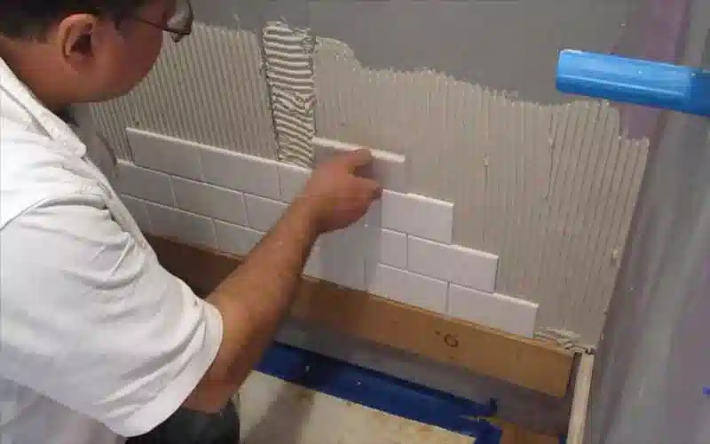 کاشی کار ماهر آشپزخانه
