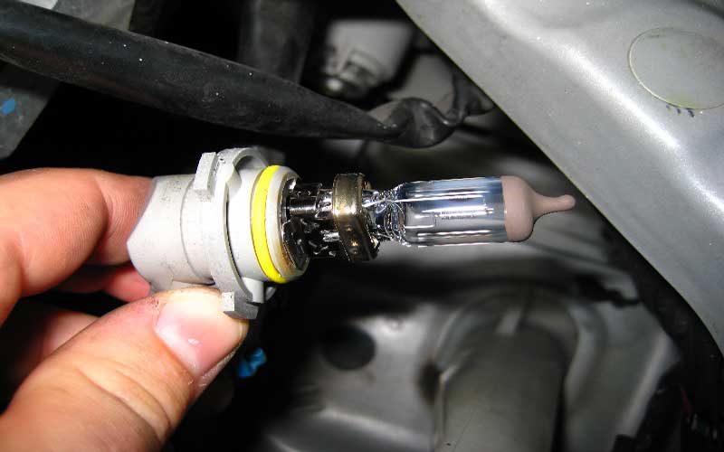 تعویض لامپ چراغ جلو خودرو