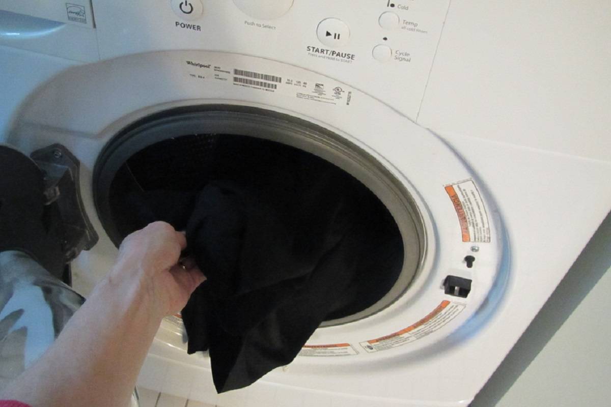 جلوگیری از رنگ دادن هنگام شستن لباس مشکی