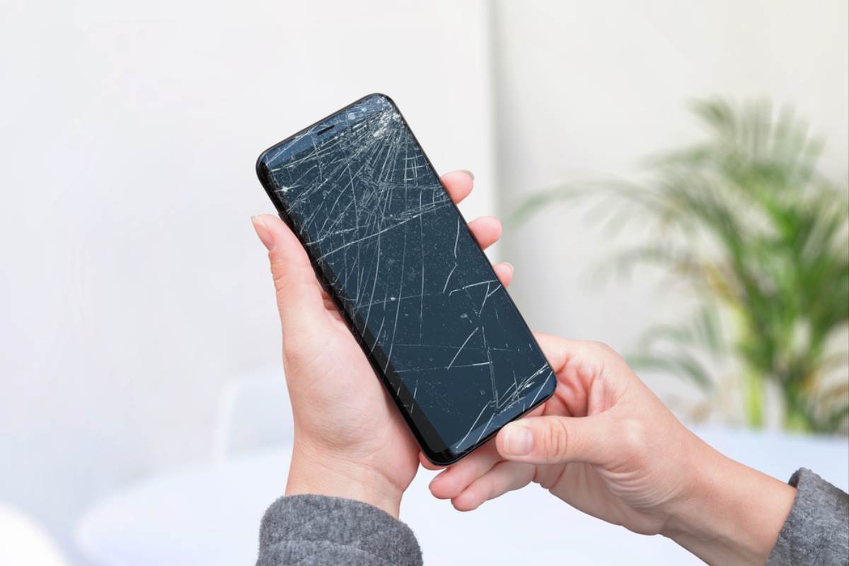 مشکل شکسته شدن صفحه نمایش گوشی موبایل