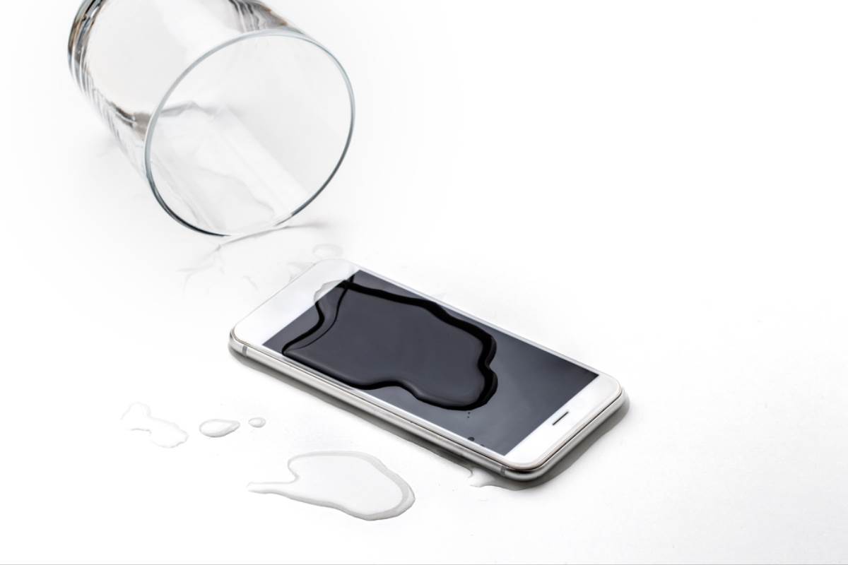 مشکل آب‌ خوردگی از رایج‌ترین مشکلات گوشی‌های موبایل است.