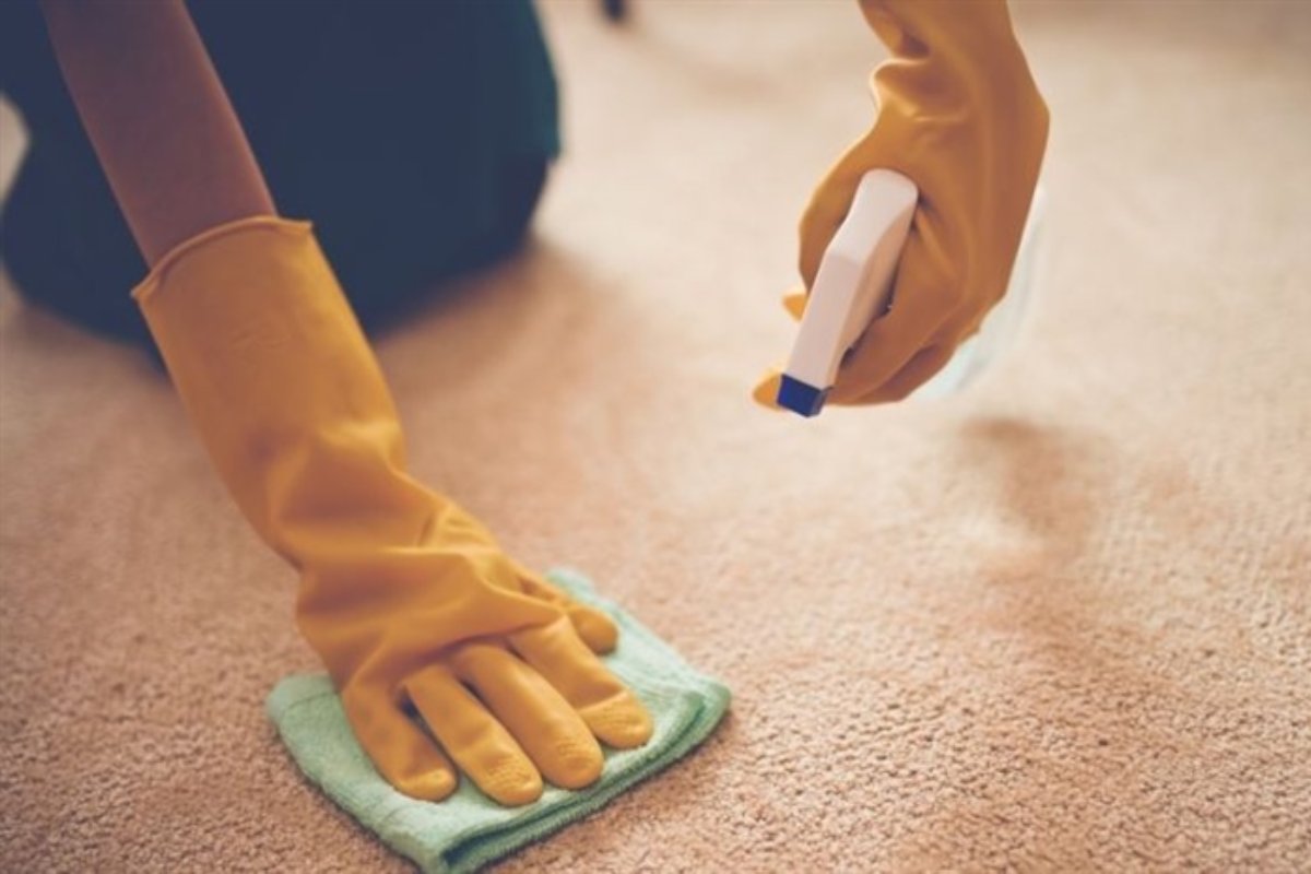 روش پاک کردن لکه وایتکس از روی فرش