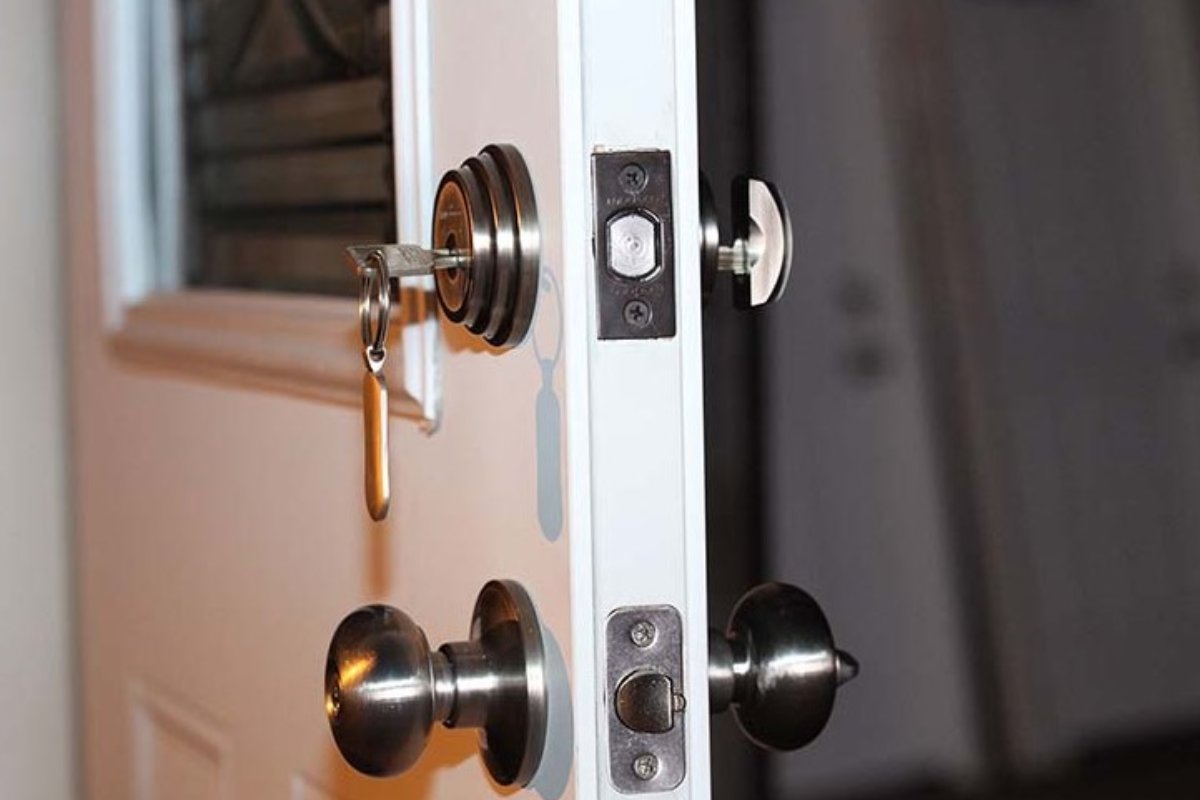 انواع قفل مناسب برای درب ورودی ساختمان 
