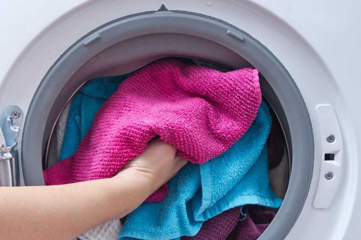 شستشوی لباسها در ماشین لباسشویی