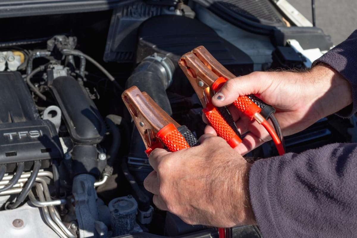 کمک گرفتن از مکانیک برای تعویض باتری خودرو