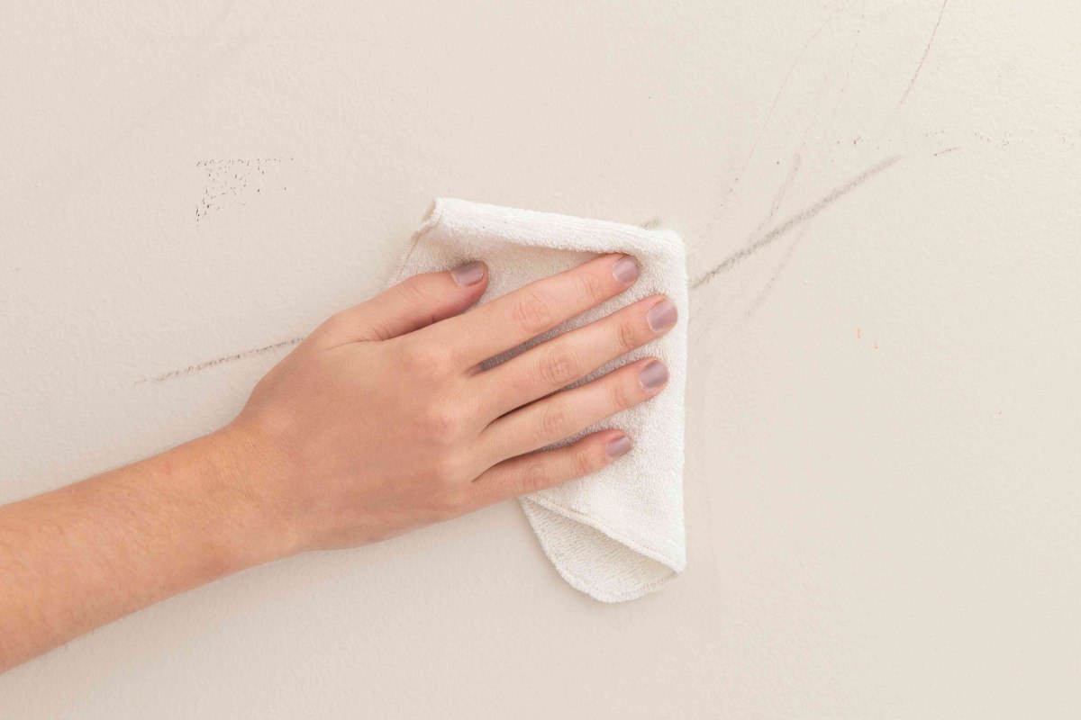 پاک کردن کاغذ دیواری با مواد شوینده