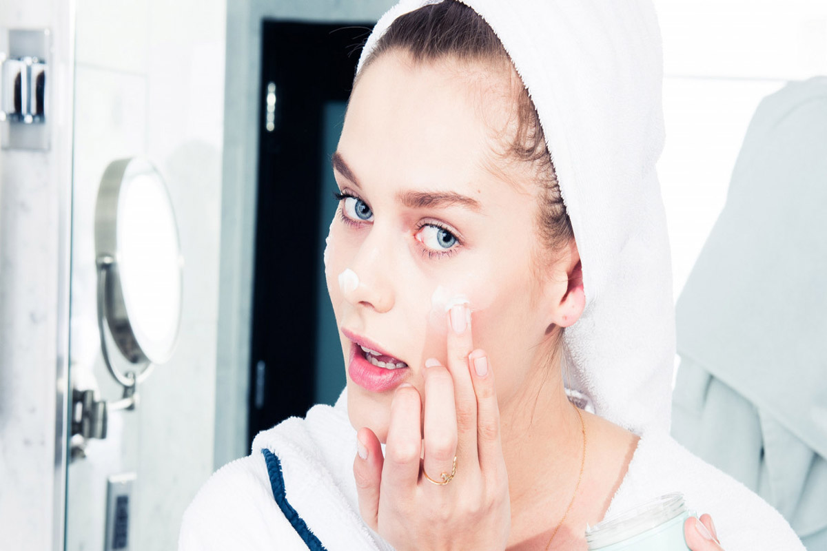 استعمال کرم مرطوب‌کننده پس از شست‌و‌شوی صورت