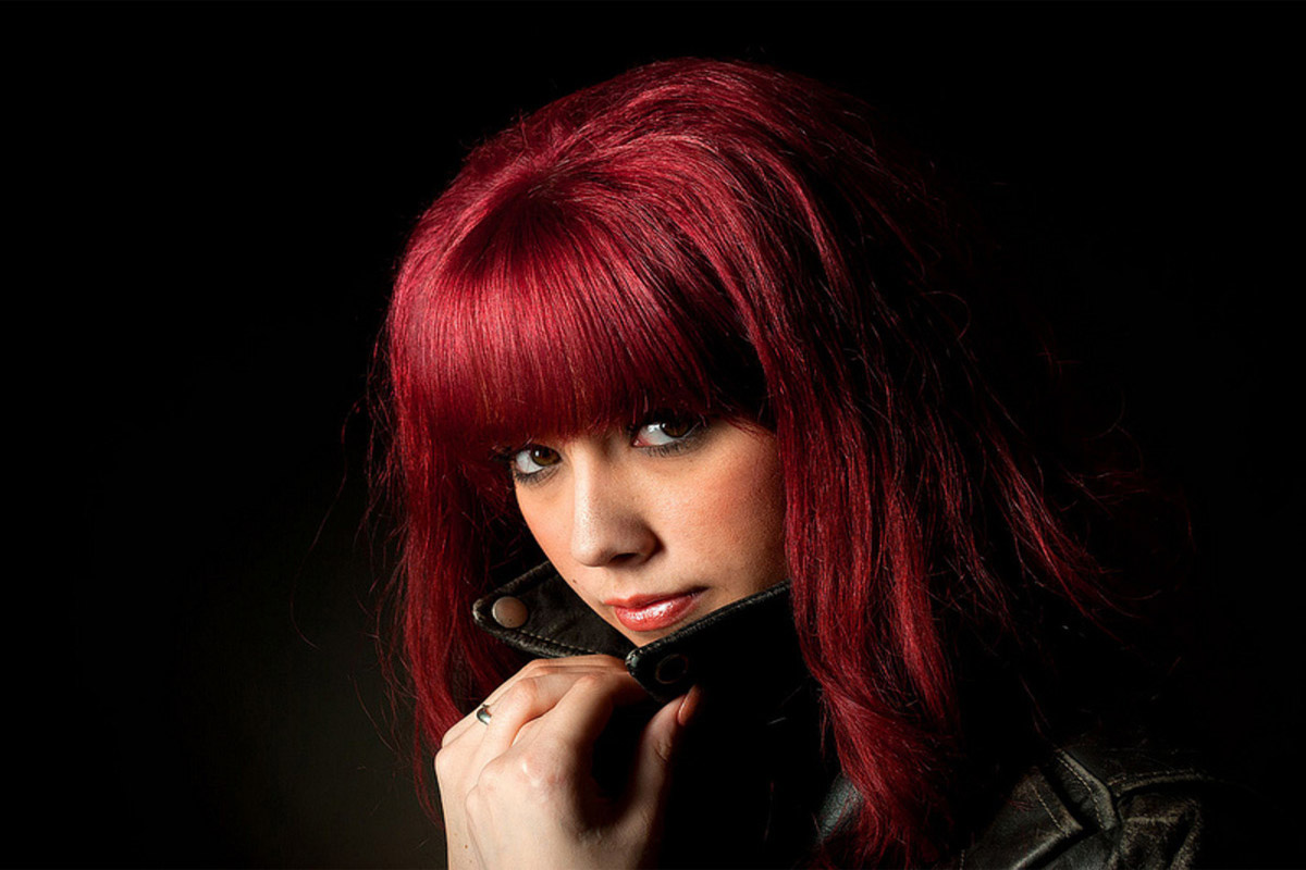 رنگ مو دخترانه قرمز گیلاسی؛ مناسب افراد سبزه