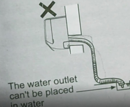 تخلیه نشدن آب کولر به دلیل قرار گیری لوله درین در سطل