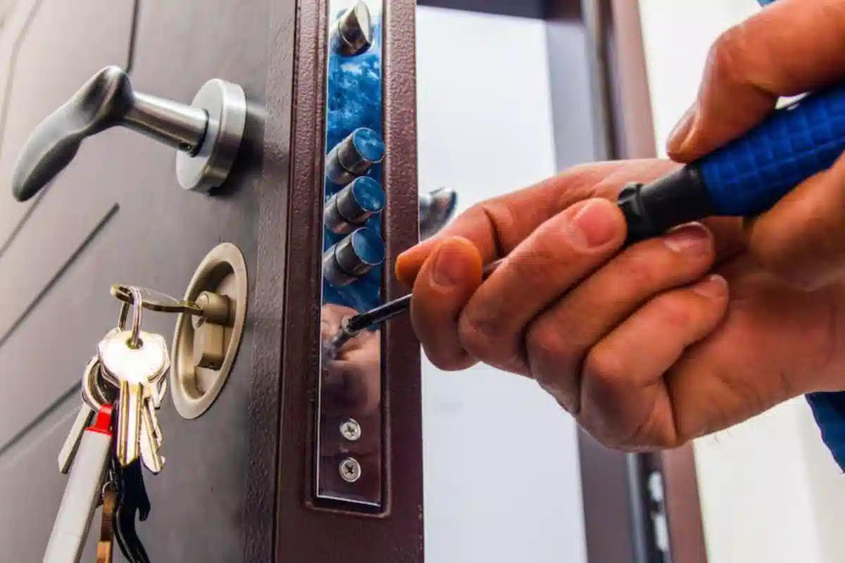 نصب درب ضد سرقت با هوم سرویز