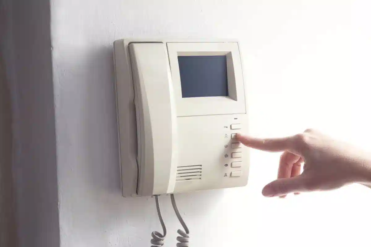 علت روشن ماندن چراغ پنل آیفون تصویری