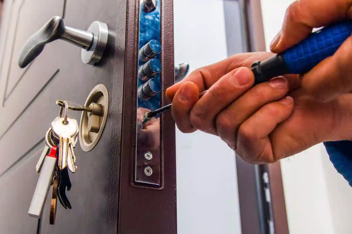 قفل و یراق آلات درب امنیتی