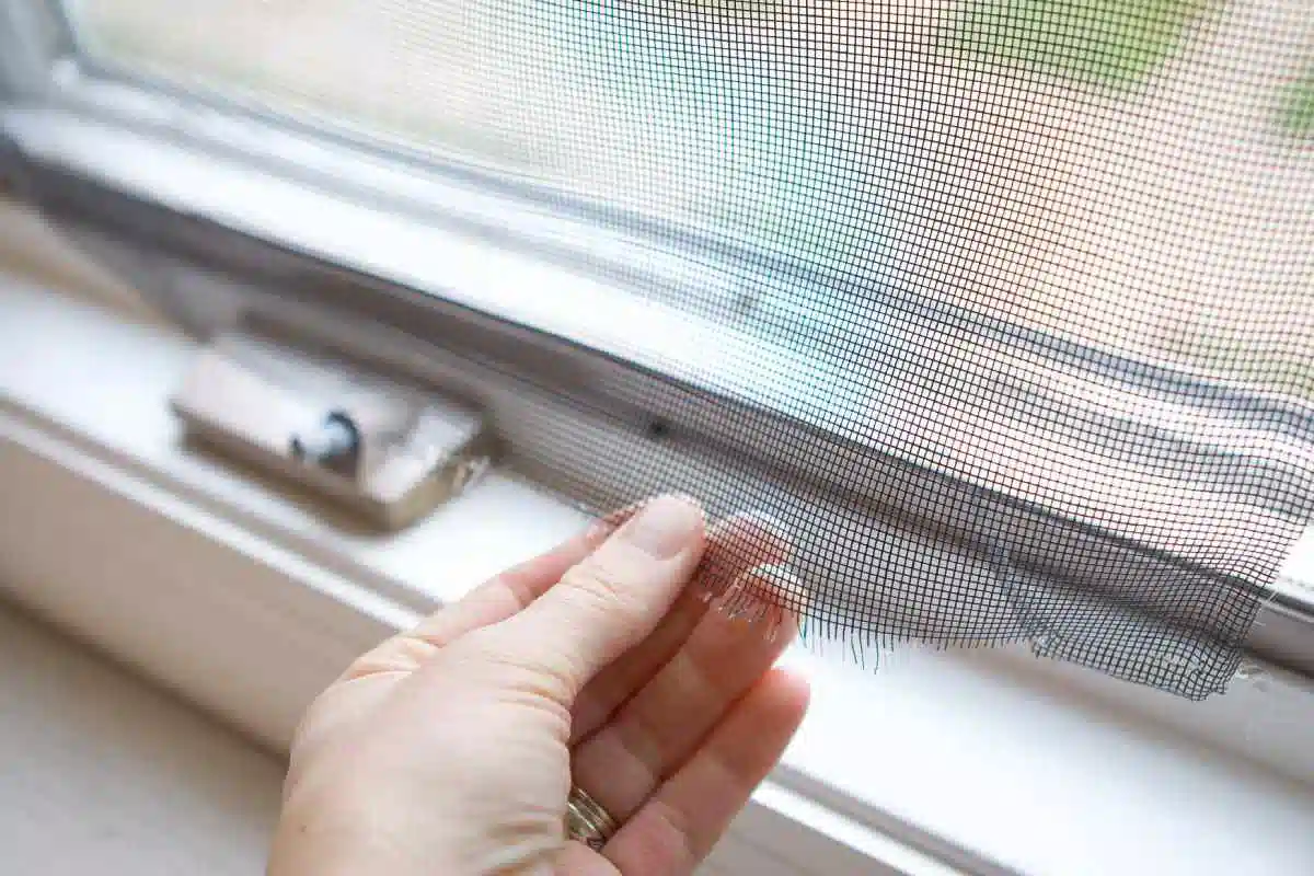 انواع توری پنجره فلزی، چسبی، پلاستیکی و آهنربایی