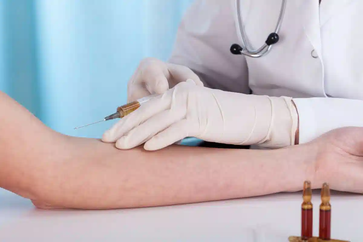 انجام تزریقات در منزل توسط پرسنل درمانی