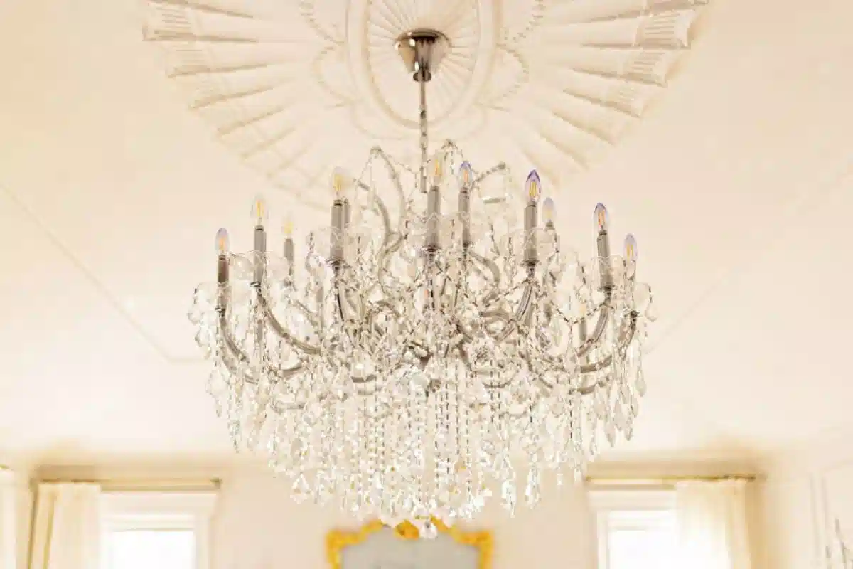 زیبایی لوسترهای شیشه‌ای و کریستالی