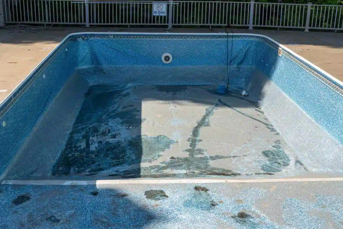 جمع شدن آلودگی و کثیفی در کف استخر