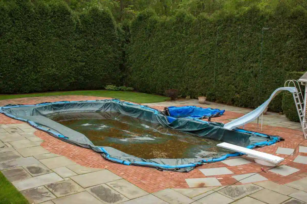 اهمیت شستشو و نظافت استخر