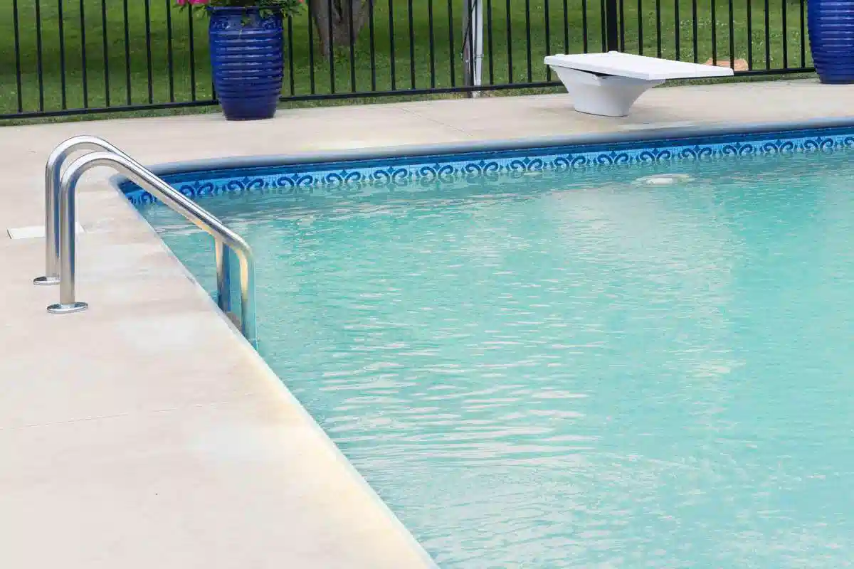 علت شیری شدن آب استخر