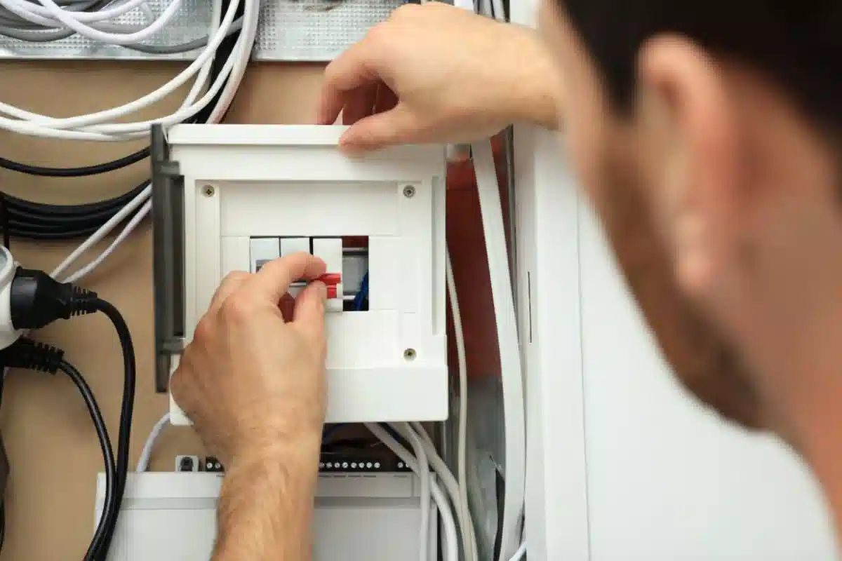 بررسی کابلهای برق تردمیل