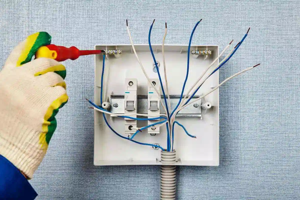 علت و خطرات دو فاز شدن برق